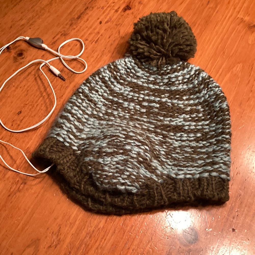 ECHO POM POM WINTER HAT WITH BUILT IN SPEAKERS